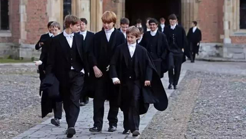 校服承擔育人功能，但為何中國校服卻承擔管理功能？