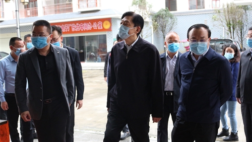 廣西壯族自治區(qū)黨委副書(shū)記孫大偉蒞臨百裕集團(tuán)環(huán)江扶貧車(chē)間指導(dǎo)工作