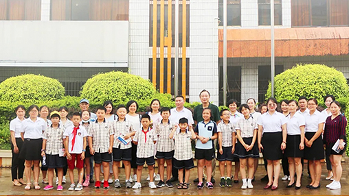 《南國早報》小記者團走進百裕集團生產(chǎn)中心，探訪“學(xué)生裝”奧秘